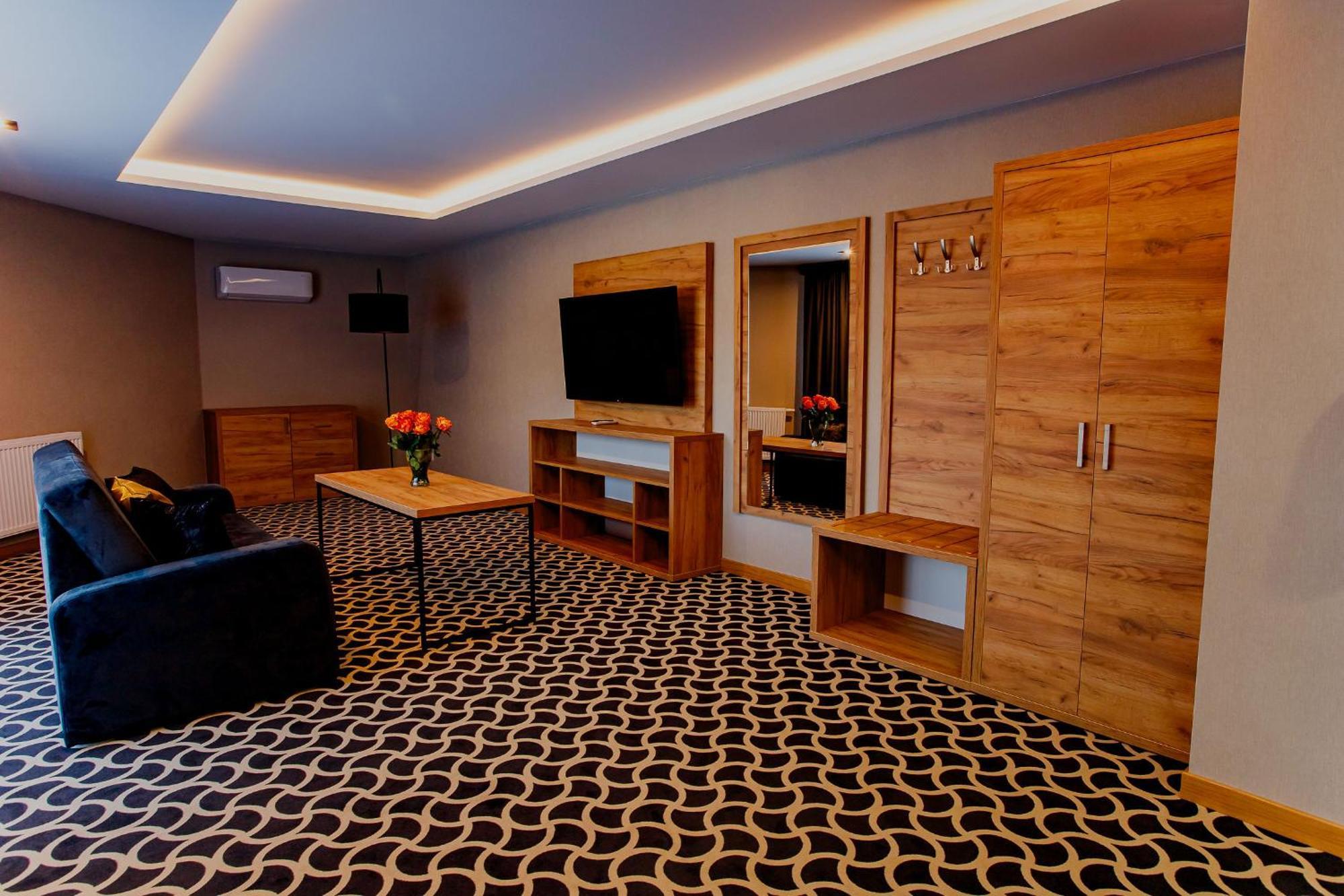 Hotel Coloseum Jarosław Buitenkant foto