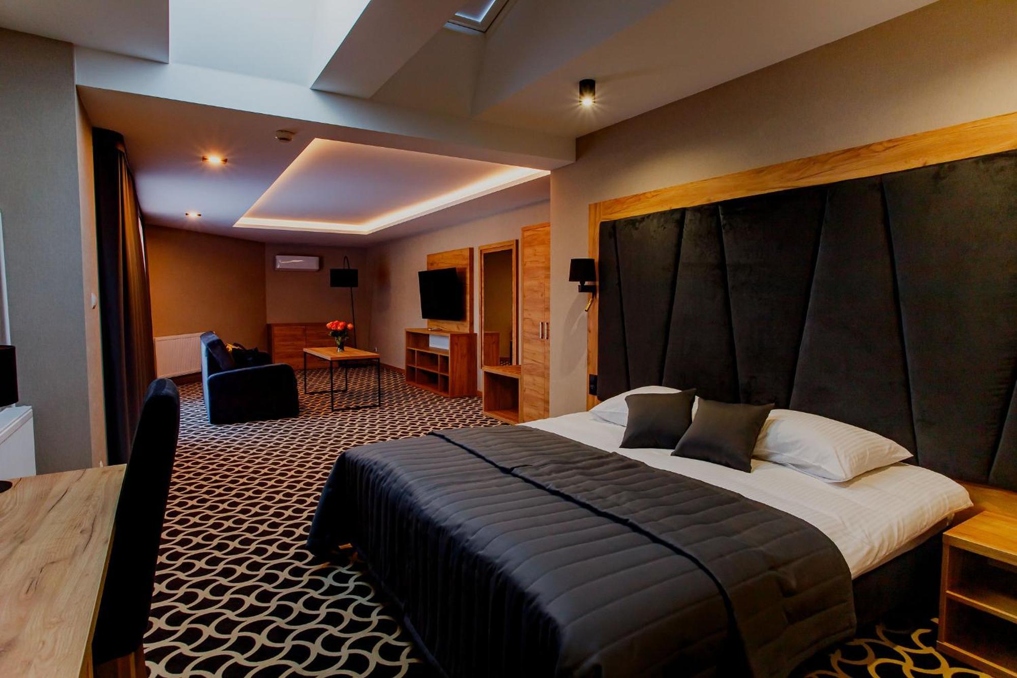 Hotel Coloseum Jarosław Buitenkant foto