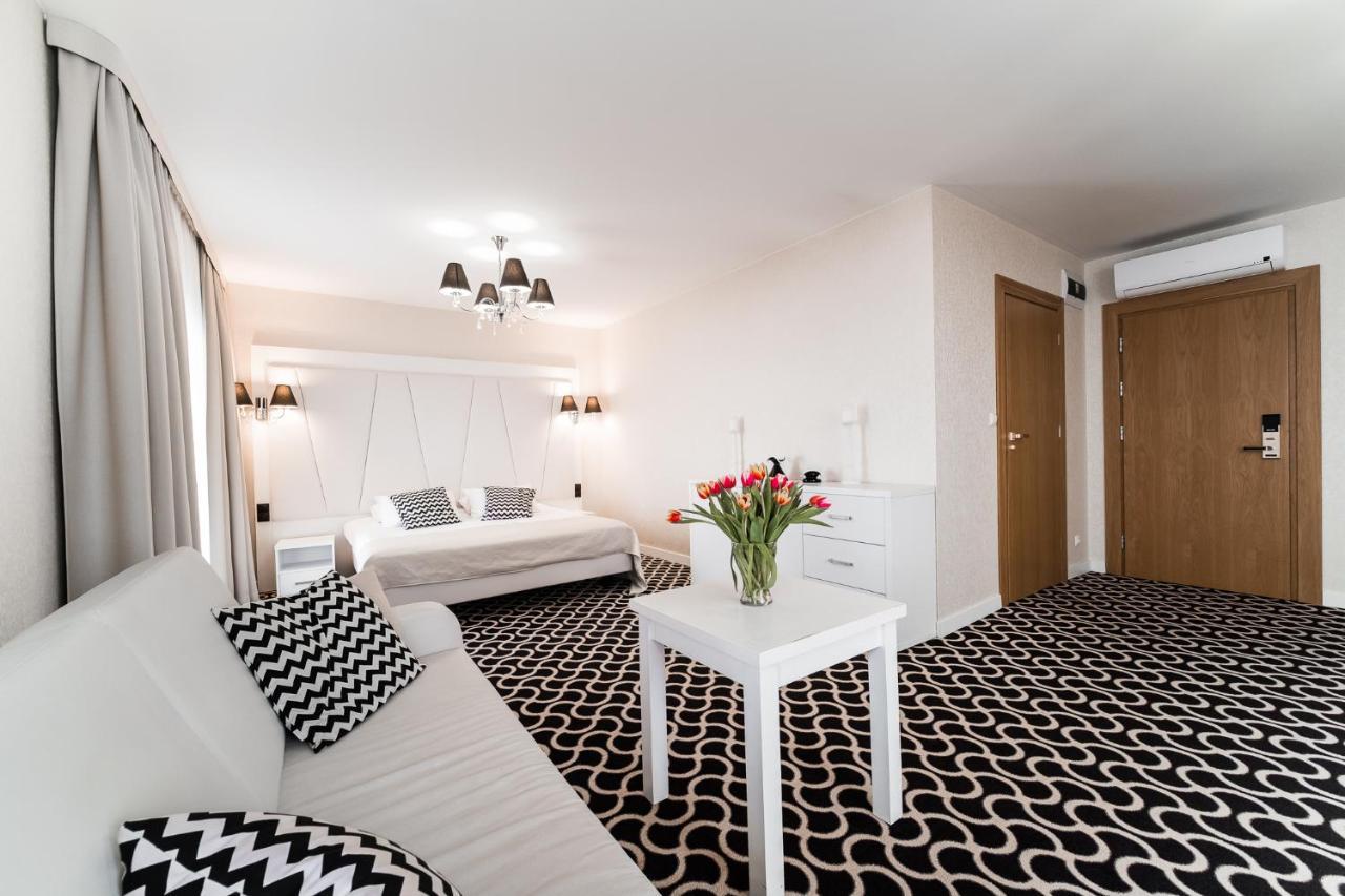 Hotel Coloseum Jarosław Buitenkant foto